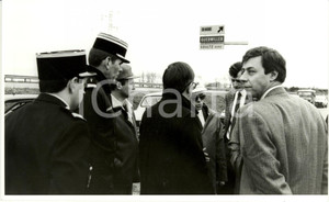 1989 ISSENHEIM (F) Autorità e tecnici ambientali su perdita petrolio *Fotografia