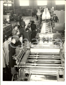 Fotografia d epoca originale 1958 GENOVA CORNIGLIANO Visita dei ministri africani all ITALSIDER Foto 20x24 1