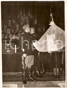 Fotografia d'epoca originale 1938 MILANO Teatro PUCCINI - Rino PARENTI scopre labaro DOPOLAVORO *Fotografia 1