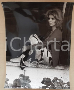1970 ca COSTUME ITALIA Ritratto cantante Iva ZANICCHI seduta *Foto 30x40 cm