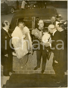 Fotografia d epoca originale 1950 PARIGI Regina GIULIANA dei PAESI BASSI accolta da ROBERT SCHUMAN  Foto 1