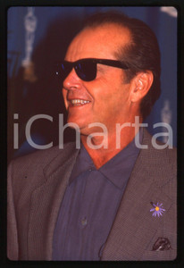 35mm vintage slide* 1993 ACADEMY AWARDS Jack NICHOLSON Premio OSCAR 1 La diapositiva ritrae l'attore Jack Nicholson agli Academy Awards del 1993Diapositiva d'epoca, in formato 35 mm. CONDIZIONI: GOODTutti i diritti riservati.E' severamente vietata la riproduzione. ICharta mette in vendita, sul negozio eBay e in esclusiva sul sito "icharta" il proprio archivio composto da numerose diapositive e negativi fotografici d'epoca, tutti originali e autentici, che attraversano la storia del costume italiano tra gli la fine degli anni Sessanta e Novanta.Si tratta di uno sguardo inedito sull'attualit&agrave;, la politica, la vita quotidiana, il gossip e la cultura, che fotografa il cambiamento della nazione in quest'ultimo scorcio del XX secolo. Un'occasione unica per il mercato del collezionismo, che vede finalmente disponibile un archivio eccezionale per vastit&agrave;, tematiche e condizioni, in un settore (il negativo fotografico e la diapositiva) di assoluta novit&agrave; e dalle interessanti prospettive di investimento.  originale e autentica 1