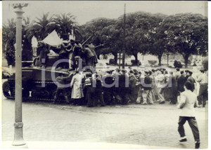 1955 ca BUENOS AIRES Piazza di Maggio - Peronisti conquistano carro armato Fotografia d'epoca con didascalia coeva.  CONDIZIONI: G FORMATO: 18x13 cm    originale e autentica 1