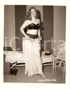 Fotografia d epoca originale 1965 ca USA  EROTICA VINTAGE Housewife undress herself in her bedroom PHOTO 1