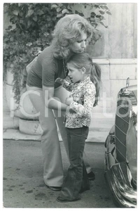 Fotografia d epoca originale 1975 ca COSTUME ITALIA Iva ZANICCHI con la figlia Michela 2 Foto 20x30 cm 1
