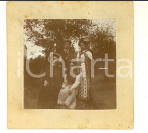 Fotografia d epoca originale 1910 ca AREA FRANCESE ? Ritratto di famiglia con giovane suora Foto 10x10 1