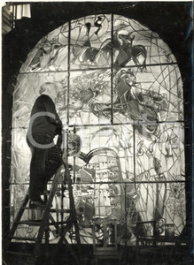 1961 REIMS Marc CHAGALL lavora alle vetrate sulla storia di Israele *Foto 15x20   Fotografia d'epoca con didascalia coeva al verso.    CONDIZIONI: FAIR (piegature al margine superiore) FORMATO: 15x20 cm     originale e autentica 1