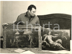 1959 MILANO Nicola ROSSI LEMENI con un presunto quadro di Giorgione *Foto 18x13 Fotografia d'epoca con didascalia coeva.  CONDIZIONI: G (ma lieve piegatura angolare) FORMATO: 18x13 cm    originale e autentica 1