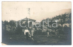 Fotografia d epoca originale 1922 TRENTO Famiglia nell orto  Ritratto Foto cartolina 14x9 cm 1