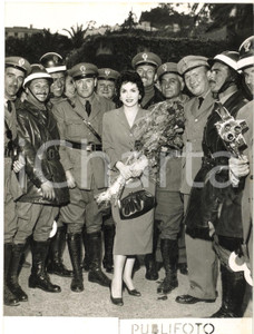 1955 SANREMO Rally del Cinema - Gina LOLLOBRIGIDA tra i militari *Foto 13x18 cm Fotografia d'epoca con didascalia coeva al verso. CONDIZIONI: FAIR (macchie al margine inferiore)FORMATO: 13x18 cm     originale e autentica 1