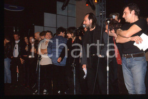 35mm vintage slide* 1997 Andrea MINGARDI 2    Diapositiva d'epoca, in formato 35 mm.  CONDIZIONI: GOOD E' severamente vietata la riproduzione. Tutti i diritti sono riservati.Nella diapositiva ICharta mette in vendita, sul negozio eBay e in esclusiva sul sito "icharta" il proprio archivio composto da numerose diapositive e negativi fotografici d'epoca, tutti originali e autentici, che attraversano la storia del costume italiano tra gli la fine degli anni Sessanta e Novanta.Si tratta di uno sguardo inedito sull'attualit&agrave;, la politica, la vita quotidiana, il gossip e la cultura, che fotografa il cambiamento della nazione in quest'ultimo scorcio del XX secolo. Un'occasione unica per il mercato del collezionismo, che vede finalmente disponibile un archivio eccezionale per vastit&agrave;, tematiche e condizioni, in un settore (il negativo fotografico e la diapositiva) di assoluta novit&agrave; e dalle interessanti prospettive di investimento.  CONDIZIONI:GOOD/buono originale e autentica 1