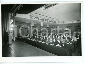 1955 ca MILANO Convegno LOCATELLI SPA per il lancio di un nuovo formaggino *Foto Fotografia d'epoca con didascalia coeva al verso. CONDIZIONI: G (ma piccola piegatura all'angolo superiore sinistro)FORMATO: 18x13 cm      originale e autentica 1