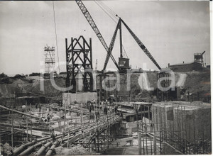 Fotografia d epoca originale 1957 BERKELEY Nuclear power station  Men work in a maze of scaffolding Photo 1