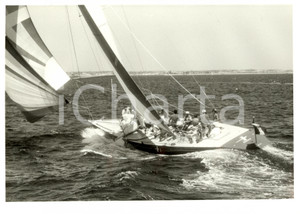 Fotografia d epoca originale 1986 VELA Imbarcazione ITALIA in navigazione Yacht Club Italiano REGATTA 30x24 1
