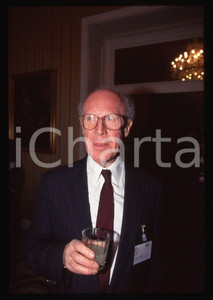 35mm vintage slide* 1994 MILANO Gérard DEBREU al convegno DIECI NOBEL Ritratto 6  Diapositiva d'epoca, in formato 35 mm. La diapositiva illustra la quarta edizione del convegno "Dieci Nobel per il futuro", svoltasi a Milano presso il Centro Congressi Fondazione Cariplo nel dicembre 1994.  CONDIZIONI: GOOD Tutti i diritti riservati.E' severamente vietata la riproduzione. ICharta mette in vendita, sul negozio eBay e in esclusiva sul sito "icharta" il proprio archivio composto da numerose diapositive e negativi fotografici d'epoca, tutti originali e autentici, che attraversano la storia del costume italiano tra gli la fine degli anni Sessanta e Novanta.Si tratta di uno sguardo inedito sull'attualit&agrave;, la politica, la vita quotidiana, il gossip e la cultura, che fotografa il cambiamento della nazione in quest'ultimo scorcio del XX secolo. Un'occasione unica per il mercato del collezionismo, che vede finalmente disponibile un archivio eccezionale per vastit&agrave;, tematiche e condizioni, in un settore (il negativo fotografico e la diapositiva) di assoluta novit&agrave; e dalle interessanti prospettive di investimento.New layer...  originale e autentica 1