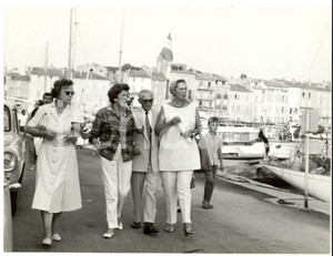 Fotografia d epoca originale 1960 ca COSTA AZZURRA NobiltÃ  a passeggio sul molo Fotografia 24x18 cm 1