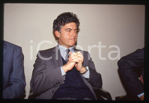 35mm vintage slide* 1991 ca Claudio MARTELLI Conferenza Ministero Giustizia (4) La diapositiva &egrave; stata scattata in occasione di una conferenza stampa indetta dal Ministero di Grazia e Giustizia. CONDIZIONI: GOOD Tutti i diritti riservati.E' severamente vietata la riproduzione.  ICharta mette in vendita, sul negozio eBay e in esclusiva sul sito "icharta" il proprio archivio composto da numerose diapositive e negativi fotografici d'epoca, tutti originali e autentici, che attraversano la storia del costume italiano tra gli la fine degli anni Sessanta e Novanta.Si tratta di uno sguardo inedito sull'attualit&agrave;, la politica, la vita quotidiana, il gossip e la cultura, che fotografa il cambiamento della nazione in quest'ultimo scorcio del XX secolo. Un'occasione unica per il mercato del collezionismo, che vede finalmente disponibile un archivio eccezionale per vastit&agrave;, tematiche e condizioni, in un settore (il negativo fotografico e la diapositiva) di assoluta novit&agrave; e dalle interessanti prospettive di investimento.   originale e autentica 1