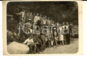 Fotografia d epoca originale 1930 ca AREA LOMBARDA Escursionisti con mazzi di fiori Foto 13x8 cm 1