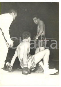 1958 TORINO - PUGILATO Duilio LOI contro Conny RUDHOF *Foto 13x18 cm Fotografia d'epoca, con didascalia coeva al verso.  CONDIZIONI: FAIR (bassa qualit&agrave; di stampa; minima piegatura all'angolo inferiore sinistro) FORMATO: 13x18 cm    originale e autentica 1