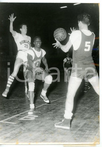 1956 MILANO BASKET - BORLETTI-CAVALIERI ROSSI 73-55 Una fase della partita *Foto Fotografia d'epoca con didascalia coeva.  CONDIZIONI: FAIR (lieve ondulatura al margine destro; piccola piegatura all'angolo inferiore destro) FORMATO: 13x18 cm     originale e autentica 1