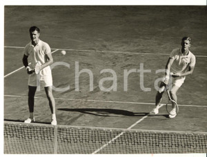 1957 COPPA DAVIS TENNIS - ITALIA SVEZIA 3-1 Sven DAVIDSON e Ulf SCHMIDT in campo  Fotografia d'epoca con didascalia coeva al verso.    CONDIZIONI: G FORMATO: 18x13 cm     originale e autentica 1