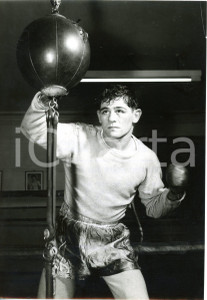 1958 BIRKENHEAD - BOXE middleweight - Pat McATEER training with punch ball