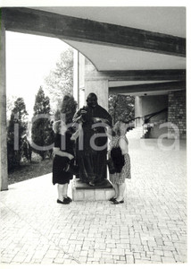 Fotografia d epoca originale 1973 SOTTO IL MONTE GIOVANNI XXIII BG Anziane devote presso la statua del Papa 1