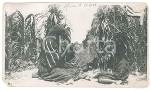 1923 COSTUMI - LIBIA ITALIANA - Donna con i figli in una piantagione *Foto