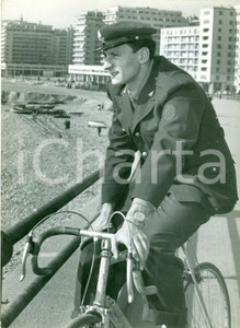 Fotografia d epoca originale 1956 GIRO D ITALIA Ciclista Mino DE ROSSI divisa vigile del fuoco Fotografia 1