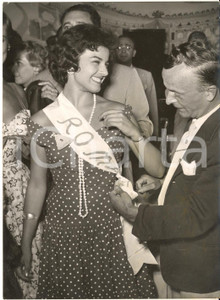 1955 ROMA Elezione Maria GIOVANNINI nuova MISS ROMA - Foto 13x18 cm  Fotografia d'epoca con didascalia coeva.    CONDIZIONI: FAIR (sovraimpressioni circolari) FORMATO: 13x18 cm     originale e autentica 1