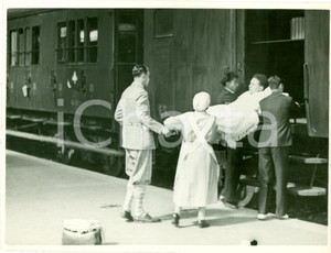 Fotografia d epoca originale 1931 MILANO Malati caricati sui vagoni ferroviari per LOURDES Fotografia 1