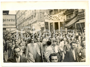 1954 MADRID Students during a "Gibraltar for Spain" demonstration *Photo 20x15