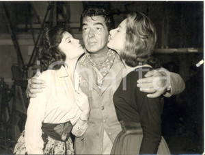 1957 MGM STUDIOS Luciana PAOLUZZI Joy URWICK kissing Victor MATURE - Photo