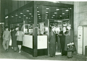 Fotografia d epoca originale 1942 MILANO Milanesi al caffÃ¨ bar STAZIONE CENTRALE Fotografia 1