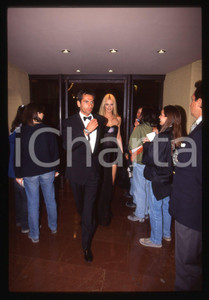 35mm vintage slide* 1993 MONTE CARLO WMA Karen MULDER Jean-Yves LE FUR (2)  Diapositiva d'epoca, in formato 35 mm.Nella diapositiva compaiono Karen Mulder e Jean-Yves Le Fur, in occasione dei World Music Awards tenutisi a Monte Carlo nel 1993.CONDIZIONI: GOOD  Tutti i diritti riservati.E' severamente vietata la riproduzione. ICharta mette in vendita, sul negozio eBay e in esclusiva sul sito "icharta" il proprio archivio composto da numerose diapositive e negativi fotografici d'epoca, tutti originali e autentici, che attraversano la storia del costume italiano tra gli la fine degli anni Sessanta e Novanta.Si tratta di uno sguardo inedito sull'attualit&agrave;, la politica, la vita quotidiana, il gossip e la cultura, che fotografa il cambiamento della nazione in quest'ultimo scorcio del XX secolo. Un'occasione unica per il mercato del collezionismo, che vede finalmente disponibile un archivio eccezionale per vastit&agrave;, tematiche e condizioni, in un settore (il negativo fotografico e la diapositiva) di assoluta novit&agrave; e dalle interessanti prospettive di investimento.  originale e autentica 1