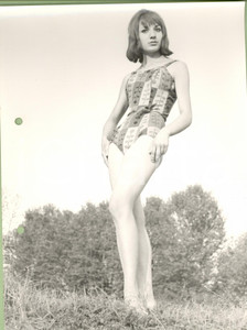 Fotografia d epoca originale 1960 STORIA DELLA MODA Modella in costume intero con fantasia a foglie 1