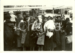 Fotografia d epoca originale 1939 NAPOLI Molo RAZZA Italiani rimpatriati da TUNISIA festeggiano Fotografia 1