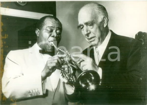 Fotografia d epoca originale 1960 ca PARIS JAZZ Trombettista Louis ARMSTRONG si esercita Fotografia 1