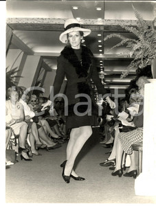 Fotografia d epoca originale 1965 ca PARIS MODA INVERNO Modella con tubino e cappotto con bordi in pelliccia 1