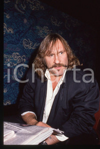 35mm vintage slide* 1989 VENEZIA Gérard DEPARDIEU Mostra del cinema (18) La diapositiva &egrave; stata scattata presso l'Hotel Excelsior in occasione della 46&ordf; Mostra del cinema di Venezia. CONDIZIONI: GOOD Tutti i diritti riservati.E' severamente vietata la riproduzione.  ICharta mette in vendita, sul negozio eBay e in esclusiva sul sito "icharta" il proprio archivio composto da numerose diapositive e negativi fotografici d'epoca, tutti originali e autentici, che attraversano la storia del costume italiano tra gli la fine degli anni Sessanta e Novanta.Si tratta di uno sguardo inedito sull'attualit&agrave;, la politica, la vita quotidiana, il gossip e la cultura, che fotografa il cambiamento della nazione in quest'ultimo scorcio del XX secolo. Un'occasione unica per il mercato del collezionismo, che vede finalmente disponibile un archivio eccezionale per vastit&agrave;, tematiche e condizioni, in un settore (il negativo fotografico e la diapositiva) di assoluta novit&agrave; e dalle interessanti prospettive di investimento.     originale e autentica 1