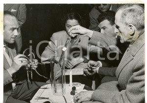 1954 MILANO Fiera Campionaria - Giacomo CALIGARIS con nuovo orologio elettronico