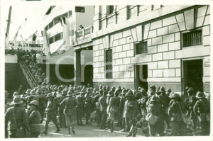 Fotografia d epoca originale 1935 GENOVA Volontari per AFRICA ORIENTALE si imbarcano su piroscafo CALABRIA 1