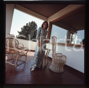 1975ca ANTONELLA LUALDI ritratto in esterno *NEGATIVO ORIGINALE 4   Positivo fotografico originale d'epoca a colori su pellicola  E' SEVERAMENTE VIETATA LA RIPRODUZIONE.TUTTI I DIRITTI SONO RISERVATI.ICharta mette in vendita, sul negozio eBay e in esclusiva sul sito "icharta" il proprio archivio composto da numerose diapositive e negativi fotografici d'epoca, tutti originali e autentici, che attraversano la storia del costume italiano tra gli la fine degli anni Sessanta e Novanta.Si tratta di uno sguardo inedito sull'attualità, la politica, la vita quotidiana, il gossip e la cultura, che fotografa il cambiamento della nazione in quest'ultimo scorcio del XX secolo. Un'occasione unica per il mercato del collezionismo, che vede finalmente disponibile un archivio eccezionale per vastità, tematiche e condizioni, in un settore (il negativo fotografico e la diapositiva) di assoluta novità e dalle interessanti prospettive di investimento. CONDIZIONI:FAIR/discretoFORMATO: cm 6 x 6 originale e autentica 1