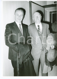 1985 ca MILANO - CARIPLO Sandro MOLINARI con Antonio CONFALONIERI *Foto 18x24 cm Fotografia d'agenzia. CONDIZIONI: FAIR (piegatura all'angolo superiore sinistro)FORMATO: 18x24 cm  originale e autentica 1