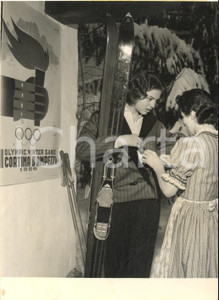 1956 OLIMPIADI CORTINA D'AMPEZZO Ira von FURSTENBERG barista per il suo IRA BAR