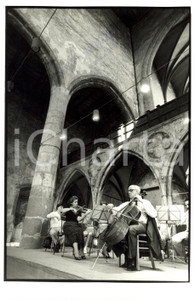 Fotografia d epoca originale 1985 GUEBWILLER F Mstislav ROSTROPOVITCH e Orchestra PAUL KUENTZ prove Foto 1