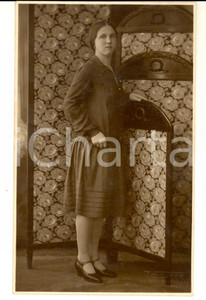 Fotografia d epoca originale 1930 ca MILANO Ritratto di donna con paravento a fiori Foto cartolina GIOVARA 1