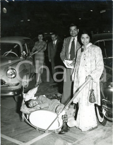 1953 TORINO - Famiglia indiana visita il Salone dell'Automobile *Foto 18x24