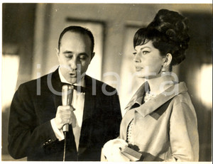 1965 MILANO Anteprima mondiale film "I tre volti" - Principessa SORAYA *Foto Fotografia d'epoca, con didascalia coeva al verso.  CONDIZIONI: FAIR (piegature al lato destro) FORMATO:  24x18 cm    originale e autentica 1