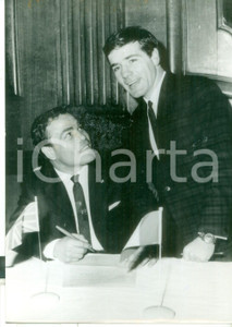 Fotografia d epoca originale 1966 LONDON Salvatore BURRUNI e Walter McGOWAN firmano per incontro PESI MOSCA 1